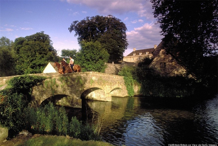 Bibury gồm những ngôi nhà lát đá, sơn màu mật ong đặc trưng kiến trúc làng quê kiểu Anh vào thế kỷ 17. Ảnh: Getty.