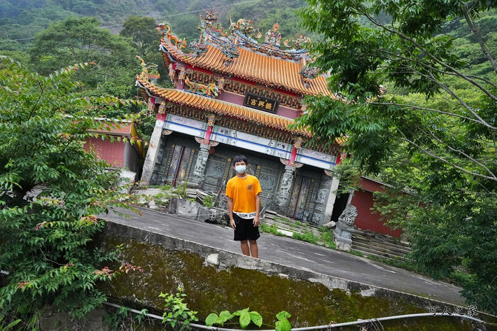 Theo giới chức trách, trước tháng 8/2009, đền Chấn Hưng nằm ở vị trí thẳng đứng trên mặt đất giống như nhiều công trình khác.