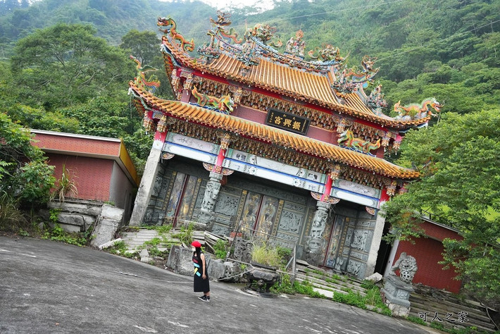 Nhiều du khách đã chụp được những bức ảnh ấn tượng tại đền Chấn Hưng và đăng tải lên các diễn đàn, mạng xã hội. Nhờ vậy, "tháp nghiêng Pisa" ở Đài Loan càng nổi tiếng hơn.