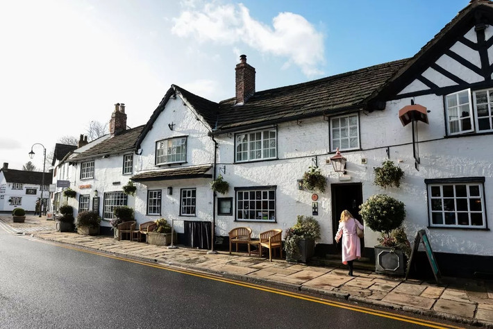 Đi sâu hơn vào Prestbury, du khách sẽ tìm thấy cửa hàng Dress Cheshire - nơi được ví là "mỏ vàng" dành cho những người yêu thích thời trang. Người mua có thể săn được những bộ quần áo hàng hiệu giá rẻ trực tiếp từ vợ của các triệu phú và cầu thủ sống ở khu này. Ảnh: Manchester Evening News.