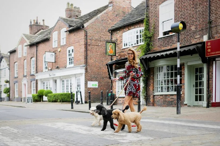 Vợ chồng cầu thủ bóng đá Wayne và Coleen Rooney, ngôi sao "The Real Housewives of Cheshire" Stacey Forsey, MC/diễn viên Paddy McGuinness và biểu tượng nhạc rock Slade Noddy Holder,...đã chọn ngôi làng Prestbury là nơi sinh sống. Ảnh: Manchester Evening News.
