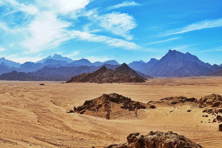 3. Saudi Arabia: Quốc gia này không có sông. 95% lãnh thổ của Saudi Arabia là sa mạc hoặc vùng đất khô cằn, chỉ 1,45% diện tích đất là có thể canh tác. Ảnh: Britannica.