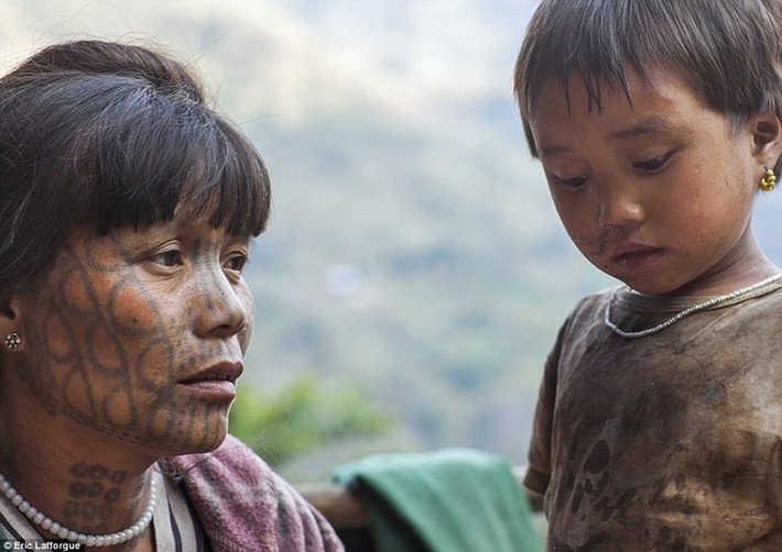 Mỗi hình xăm trên khuôn mặt đều mang một biểu tượng riêng.