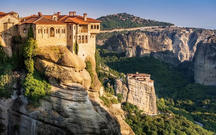 Tu viện Meteora ở Hy Lạp: Meteora trong tiếng Hy Lạp có nghĩa là “giữa bầu trời”, điều đó đủ để đưa tu viện này vào danh sách những ngôi đền ở nơi hiểm hóc nhất thế giới. Ảnh: Meteora Thrones.