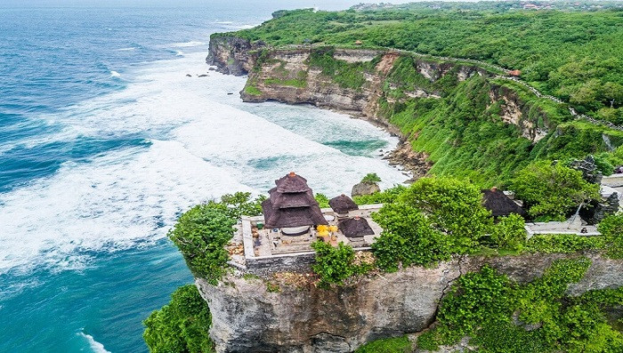 Đền Pura Luhur Uluwatuk ở Indonesia: Trong tiếng Indonesia, tên Pura Luhur Uluwatuk có nghĩa là “ngôi đền xây trên vách đá ở cuối đất”. Ảnh: Airpaz Blog.