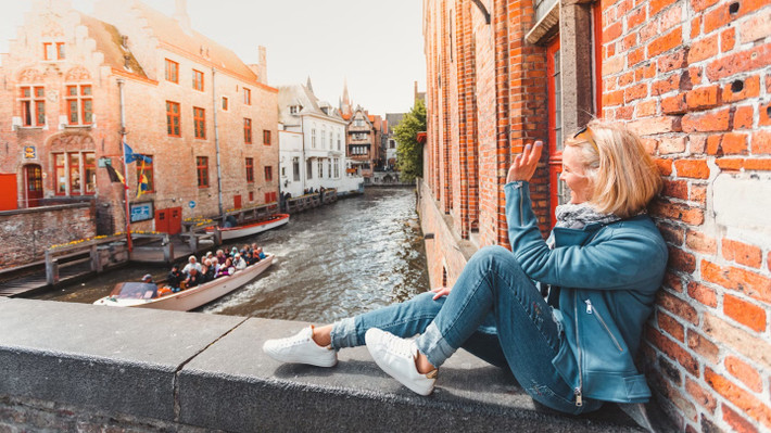 Bruges là một đô thị trên mặt nước. Những con kênh nhỏ bé, uốn cong bao bọc lấy thành phố. Ở bất cứ góc nào của Bruges bạn cũng có thể ngắm nhìn hình ảnh những ngôi nhà cổ lặng in bóng dưới dòng nước trong lành. Ảnh: Shutterstock.