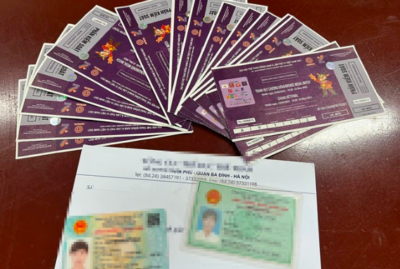 Phát hiện 2 phe vé bán giấy mời trận chung kết bóng đá nam giá 20 triệu đồng/cặp: Ngày 22/5, Công an quận Nam Từ Liêm (Hà Nội) cho biết vừa phát hiện 2 người có hành vi rao bán giấy mời xem trận chung kết bóng đá nam tại khu vực quảng trường Sân vận động Mỹ Đình, tạm giữ 14 vé bóng đá. Các đối tượng khai gom giấy mời từ nhiều nguồn khác nhau để bán, mỗi cặp vé dao động khoảng 15-20 triệu đồng. Công an đã lập biên bản xử phạt hành chính theo quy định của pháp luật.