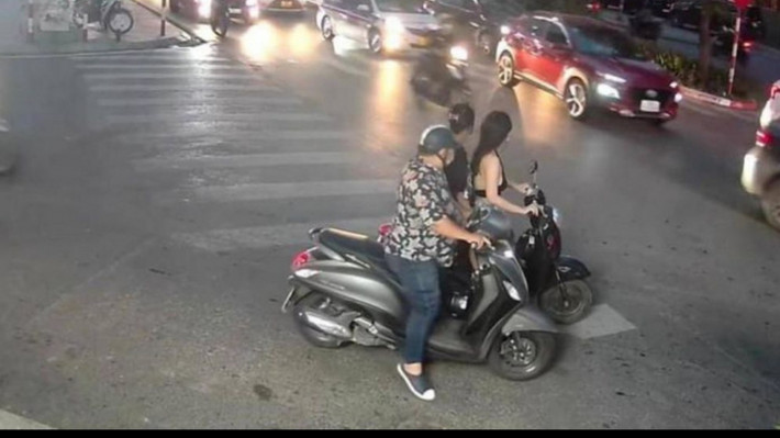 Đang điều tra cô gái gợi cảm bị sàm sỡ: Vụ việc cô gái bị sàm sỡ tại ngã ba Yên Phụ-Thanh Niên (Hà Nội) đã được chuyển đến Đội Cảnh sát hình sự, Công an quận Tây Hồ để tiếp tục điều tra theo thẩm quyền. Trước đó, tối 20/5, camera giám sát ghi lại cảnh hai cô gái dừng xe chờ tại ngã ba Yên Phụ - Thanh Niên, phường Yên Phụ, quận Tây Hồ. Một người đàn ông đi xe máy tiến lại gần sàm sỡ cô gái ăn mặc gợi cảm đang cầm lái phía trước, rồi vít ga phóng đi.