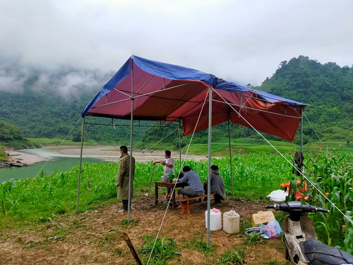 Hai vợ chồng đi đánh cá trong đêm bị mất tích trên sông: Khoảng 21h đêm 20/5, hai vợ chồng ông Nông Văn Ch. (SN 1969) và bà Nèn Thị Nh. (SN 1973), trú tại , xóm Pi Nặm, thôn Nà Pâu, xã Lạc Nông, huyện Bắc Mê, Hà Giang khi đi đánh bắt cá có thể bị lật thuyền dẫn đến mất tích. Ngay khi nhận được thông tin, cơ quan chức năng, lực lượng cứu nạn cứu hộ đã vào cuộc tích cực. Đến 17h30 chiều 22/5 vẫn chưa tìm thấy tung tích hai nạn nhân.