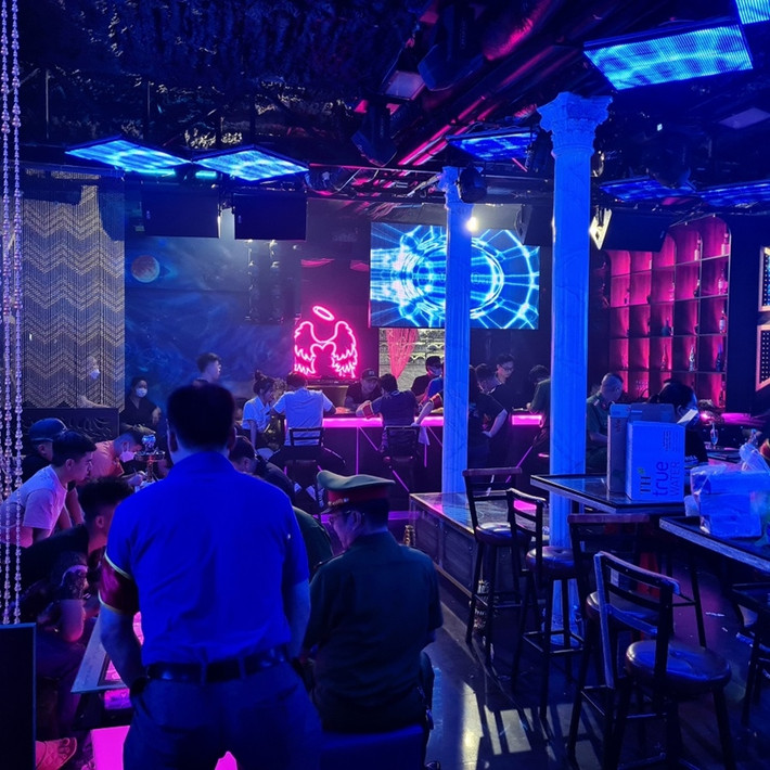 7 đối tượng dương tính với ma túy trong quán Bar Beer “PANDORA”: Ngày 22/5, Công an TP Hải Phòng thông tin, Công an quận Lê Chân vừa đột kích quán Bar Beer “PANDORA” phát hiện 7 đối tượng dương tính với chất ma túy. Thời điểm kiểm tra, Tổ công tác HP22 Công an quận Lê Chân phát hiện bên trong quán có 14 nhân viên 3 bàn với tổng số 17 khách với dấu hiệu nghi vấn sử dụng trái phép chất ma túy.