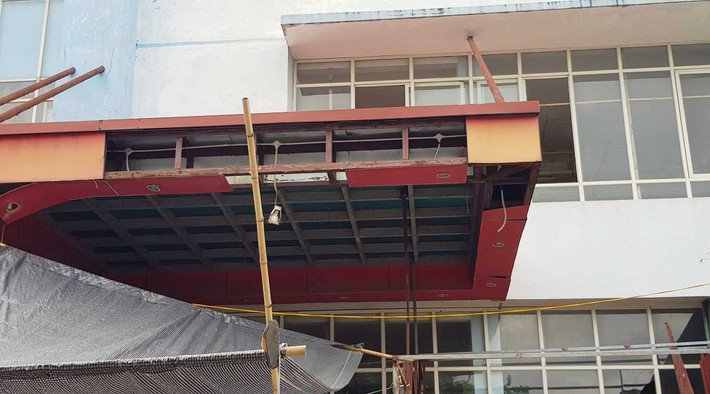 Ghi nhận của PV Báo Tri thức và Cuộc sống chiều 22/5, bên cạnh khu chợ dân sinh lụp xụp nhếch nhác mà các tiểu thương đang kinh doanh, buôn bán, công trình 3 tầng hàng nghìn m2 lại trong cảnh xuống cấp dù từ khi xây dựng hoàn thiện đến nay chưa sử dụng.
