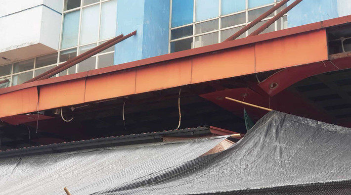 Phần mái hiên trước cửa công trình đã xuống cấp nghiêm trọng, bong ra từng mảng lớn, rơi xuống dưới.