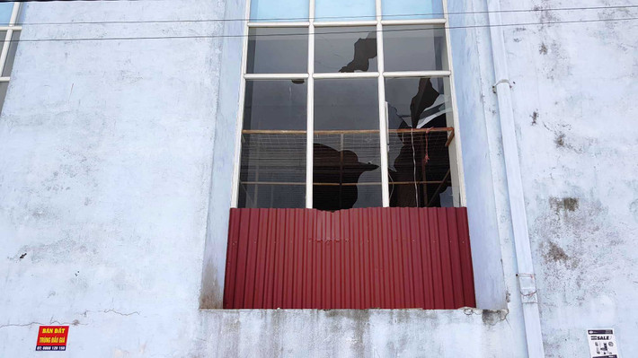 Hoặc dùng tôn che lại tạm thời.