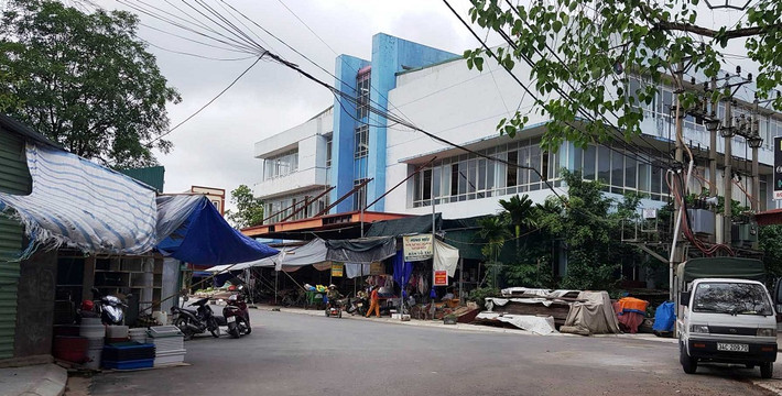 Dự án Trung tâm Thương mại và siêu thị chợ Cuối (thị trấn Gia Lộc, huyện Gia Lộc, Hải Dương) được khởi công xây dựng từ năm 2007 và hoàn thiện sau đó 2 năm. Ban đầu dự án do Công ty CP Đầu tư Tây Bắc làm chủ đầu tư, tuy nhiên năm 2014, dự án được bàn giao cho địa phương.