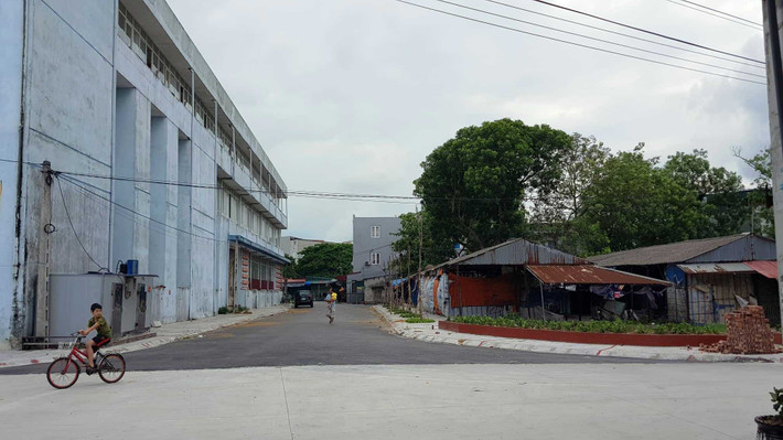 Tuy nhiên, kể từ khi được hoàn thiện đến nay đã 13 năm, công trình vài chục tỷ đồng này chưa được đưa vào sử dụng và trong cảnh “đắp chiếu” hơn chục năm trời.