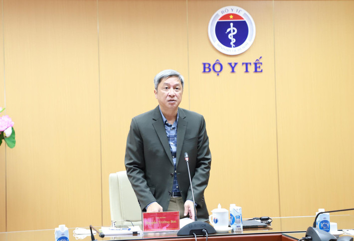 Cảnh cáo các ông: Nguyễn Trường Sơn - Ủy viên Ban cán sự đảng, Thứ trưởng Bộ Y tế; Đặng Đức Anh - Ủy viên Ban Chấp hành Đảng bộ quận Hai Bà Trưng, thành phố Hà Nội, Bí thư Đảng ủy, Viện trưởng Viện Vệ sinh dịch tễ Trung ương.