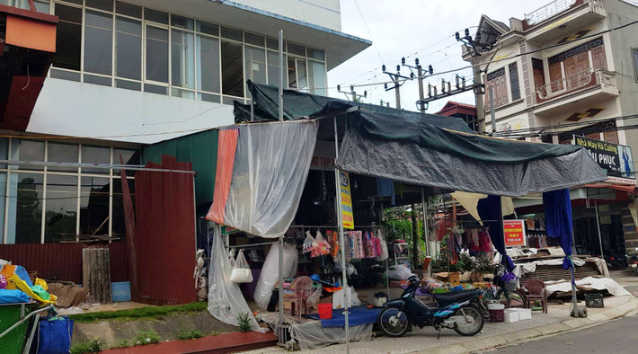 Một hộ tiểu thương dựng tạm hàng quán kinh doanh.
