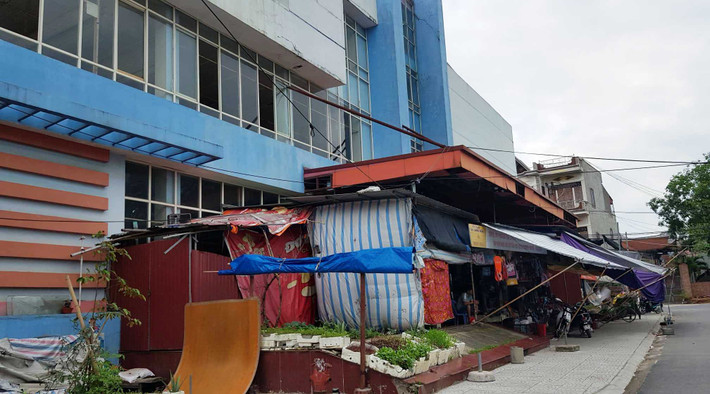 Công trình xuống cấp nghiêm trọng bị sử dụng tự phát giờ càng thêm nhếch nhác.