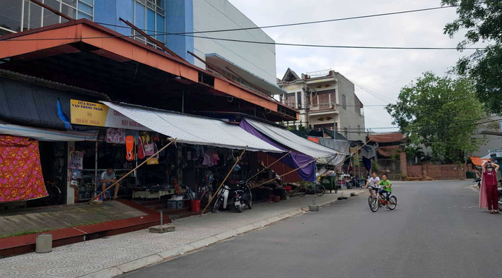 Do công trình bị bỏ hoang nhiều năm, một số tiểu thương đã chiếm dụng dựng hàng quán phía trước cửa công trình.