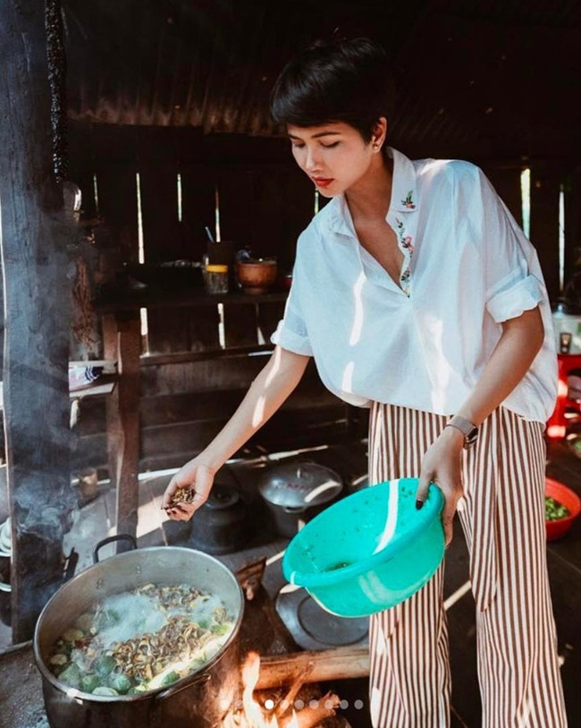 Sau khi đăng quang Hoa hậu Hoàn vũ Việt Nam 2015 và lọt top 5 Hoa hậu Hoàn vũ 2018, H'Hen Niê vẫn giữ nguyên lối sống giản dị như thuở hàn vi. Mỗi khi về quê, người đẹp 9X ăn vận đơn giản thoải mái vào bếp nấu ăn, nhặt rau, rửa bát, cuốc đất...