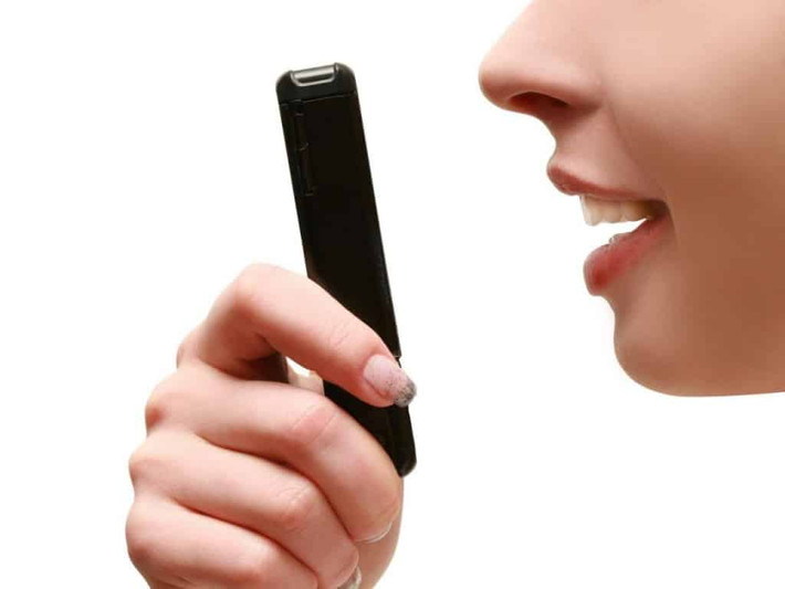 Điều khiển bằng giọng nói Trong trong những bước nhảy vọt hấp dẫn nhất trong phát minh độc lạ hiện đại là khả năng điều khiển các thiết bị bằng giọng nói. Hiện tại, chúng ta đã có thể thực sự nói chuyện, điều khiển, sai khiến các thiết bị trong nhà chỉ bằng giọng nói, không cần đụng tay đụng chân.