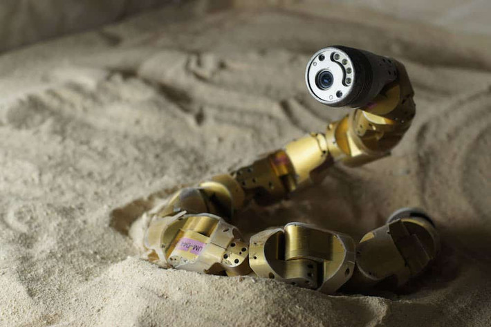 Rắn robot Phòng thí nghiệm Biorobotics của Carnegie Mellon gần đây đã thử nghiệm một trong những con rắn robot của họ. Khiến chúng tự động quấn quanh một vật thể, giống hệt như một con rắn ngoài đời thực khi săn bắt con mồi.