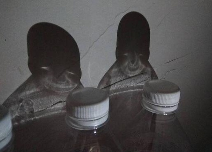 Đây chỉ là hình ảnh phản chiếu bóng của hai chai nước khoáng, thế nhưng lại dọa sợ được rất nhiều người. Đa số mọi người đều sẽ giật mình vì hình ảnh độc lạ, chính là bóng hắt lên tường của hai chai nước hệt như hai hồn ma trẻ em.