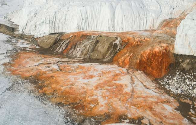 Chất lỏng màu đỏ đang chảy máu từ rìa Taylor Glacier ở Victoria, Nam Cực. Không có hiện tượng nào như vậy được tìm thấy ở các nơi khác trên trái đất. Ban đầu, các nhà khoa học tin rằng chất lỏng màu đỏ này là một loại tảo nhưng sau đó họ phát hiện ra, hiện tượng này do muối và sắt gây ra.