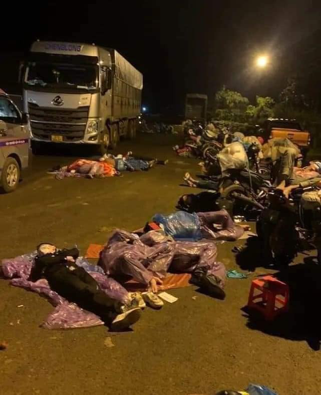 Không có chăn ấm, đệm êm, áo mưa, phông bạt và mặt đường trở thành chiếc giường nằm nghỉ của họ.
