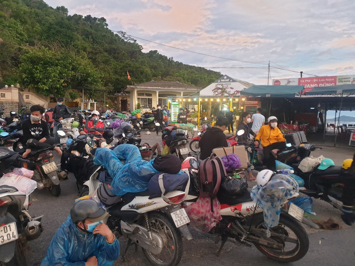 Việc dừng nghỉ, sinh hoạt các nhân đều diễn ra ngay ngoài đường.