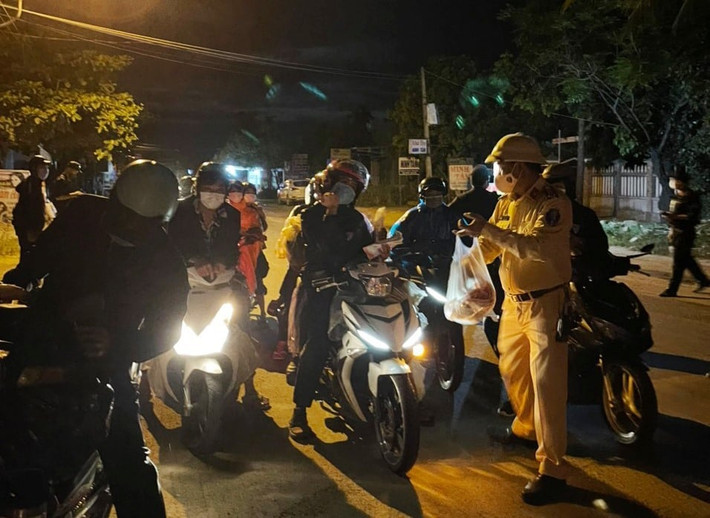 Ngay trong đêm, nhiều người đã lên đường rời khỏi thành phố để trở về quê hương.
