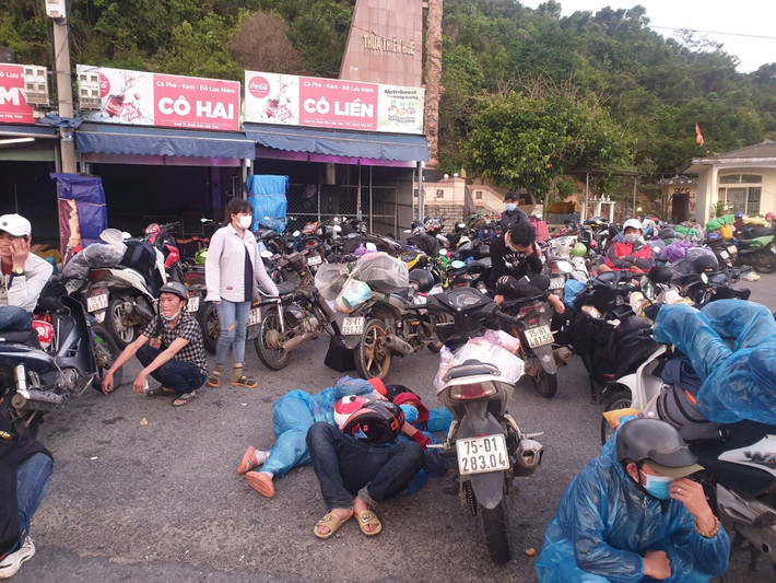 Nhiều người mệt mỏi nằm nghỉ ngay tại các điểm dừng.