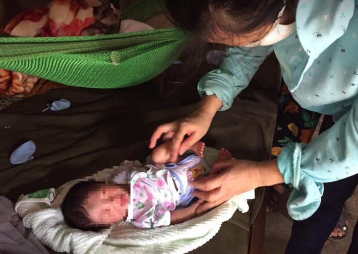 Bé trai sơ sinh bị bỏ rơi trong vườn nhà dân: Ông Trương Quang Hiền (54 tuổi, trú thôn Bắc Thượng, xã Thạch Đài) phát hiện bé trai khoảng một tuần trong trang trại chăn nuôi của gia đình. Bé được quấn trong chiếc chăn mỏng cùng giỏ nhựa một ít đồ dùng, bình sữa. Ông Hiền bế bé về nhà tắm rửa, sau đó trình báo lên chính quyền địa phương.