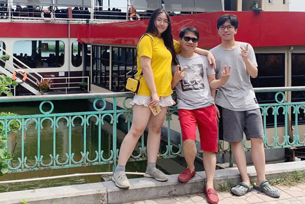 Ca sĩ Trọng Tấn tự hào khoe 2 con trưởng thành và khôn lớn. "Hôm nay bố được mời cà phê bằng cát-sê của nó", ca sĩ Trọng Tấn chia sẻ.