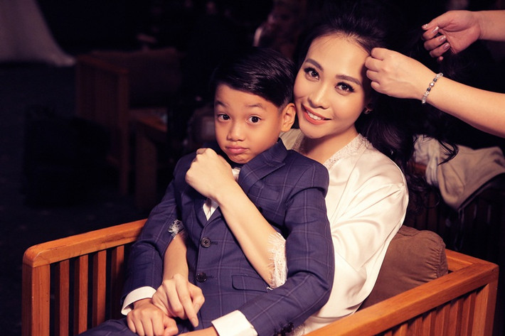 Trong ngày trọng đại của cuộc đời, Đàm Thu Trang cũng không quên dành tình yêu thương, cưng nựng Subeo.
