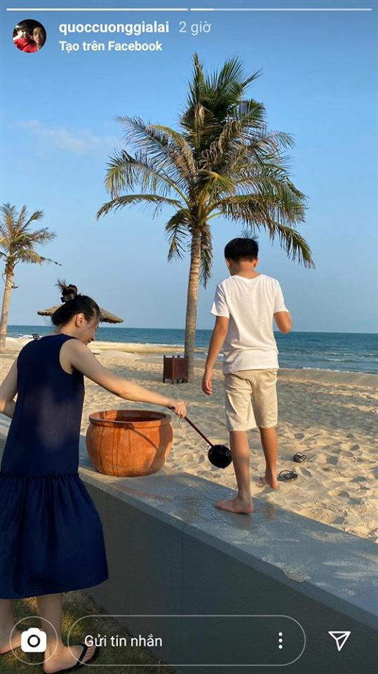 Ngoài hình ảnh cưng nựng vợ bầu, Cường Đô La công khai khoảnh khắc Đàm Thu Trang múc nước rửa chân cho Subeo. Hình ảnh đơn giản ở đời thường nhưng lại cho thấy sự ấm áp trong mối quan hệ mà lâu nay vẫn bị nhiều người nghi ngại.