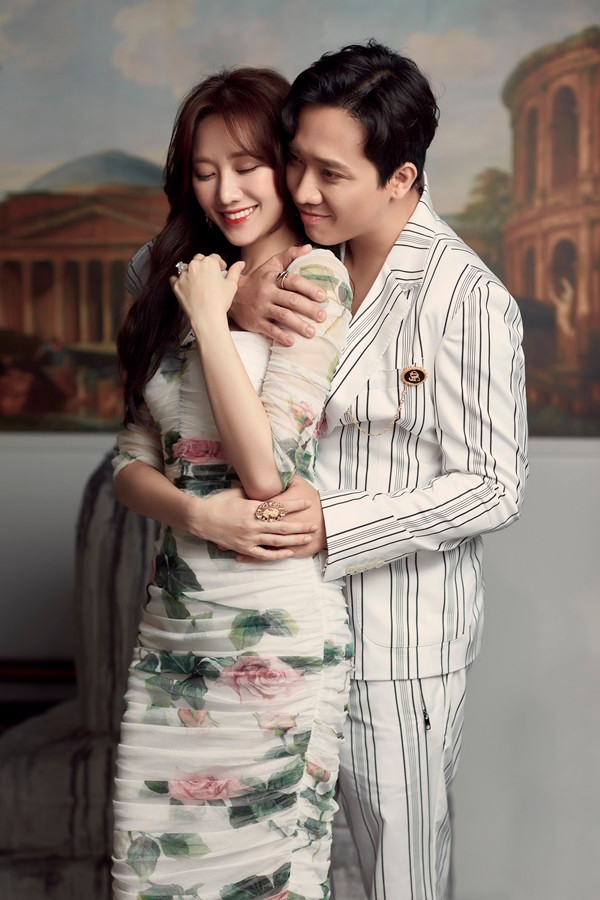 Mới đây, nhân dịp sinh nhật lần thứ 35 của Hari Won, Trấn Thành cũng với bà xã đã thực hiện một bộ ảnh với phong cách quý tộc, cổ điển và sang trọng.
