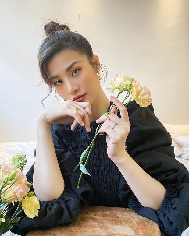 Mới đây, trên fanpage chính thức, Đông Nhi vừa đăng tải loạt ảnh khoe nhan sắc đỉnh cao dù đang ở tháng thứ 5 của thai kỳ. Trong ảnh, nữ ca sĩ chụp toàn thân, khéo léo giấu bụng và gây chú thêm bởi trang phục với những món phụ kiện hàng hiệu đắt đỏ. Đi kèm là dòng chú thích: “Bầu ngồi đây từ tuần thứ 16 tới tuần 20 mà hoa vẫn rất tươi”.