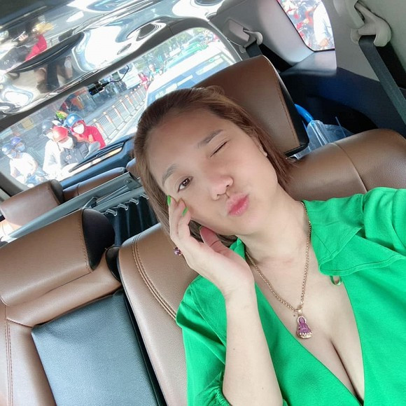 Ở tuổi 42, diễn viên Cát Tường sở hữu nhan sắc trẻ trung so với tuổi. Mới đây, nữ MC tự tin khoe mặt mộc của mình. Bên cạnh đó, cô cũng tạo chú ý với thiết kế áo khéo vòng một khủng.