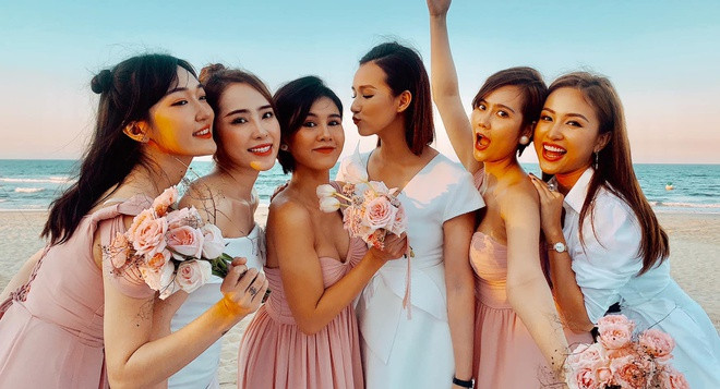 Huyền Lizzie và Thu Hoài diện trang phục phù dâu ở lễ cưới của bạn thân. Riêng Huyền Lizzie và Phanh Lee đã có 7 năm quen biết. Họ vừa kỷ niệm 7 năm tình bạn bằng chuyến đi biển và bộ hình áo tắm nóng bỏng.