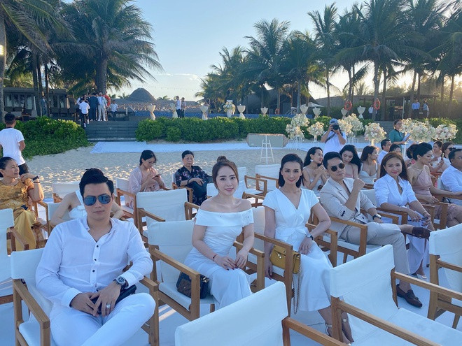 Đám cưới Phanh Lee được tổ chức ở bãi biển Đà Nẵng, chỉ có người thân và bạn bè hai bên gia đình. Trước đó, cô cũng làm lễ ăn hỏi kín đáo, không chia sẻ hình ảnh trên trang cá nhân.