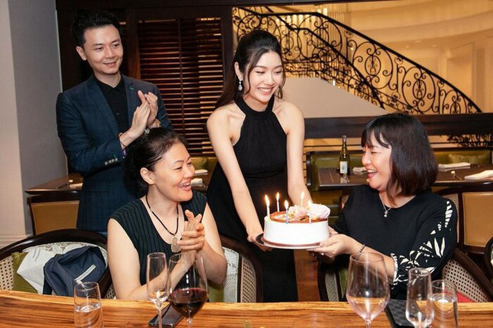 Sau đó, nhiều cư dân mạng còn tinh ý đã phát hiện tin Thuý Vân mang thai đã được mẹ chồng tương lai của cô tiết lộ từ trước. Cụ thể, khi được Thúy Vân chúc mừng sinh nhật, mẫu thân doanh nhân Nhật Vũ nói: "Hôm nay mẹ rất vui và cảm động, bởi được hai con tổ chức cho một buổi sinh nhật rất ấm cúng, đặc biệt là có ông bà sui và vì năm nay mẹ được lên chức. Mẹ nghĩ đây là một sinh nhật rất ấn tượng và mẹ sẽ không bao giờ quên". Việc hé lộ sẽ "lên chức" trong năm nay, mẹ đẻ doanh nhân Nhật Vũ như ngầm xác nhận Thúy Vân đang mang thai cháu của bà.