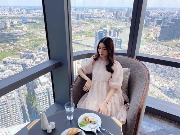 Không chỉ vậy, cô còn đăng kèm dòng trạng thái ẩn ý: "Cuối tuần bé được dẫn đi chơi".