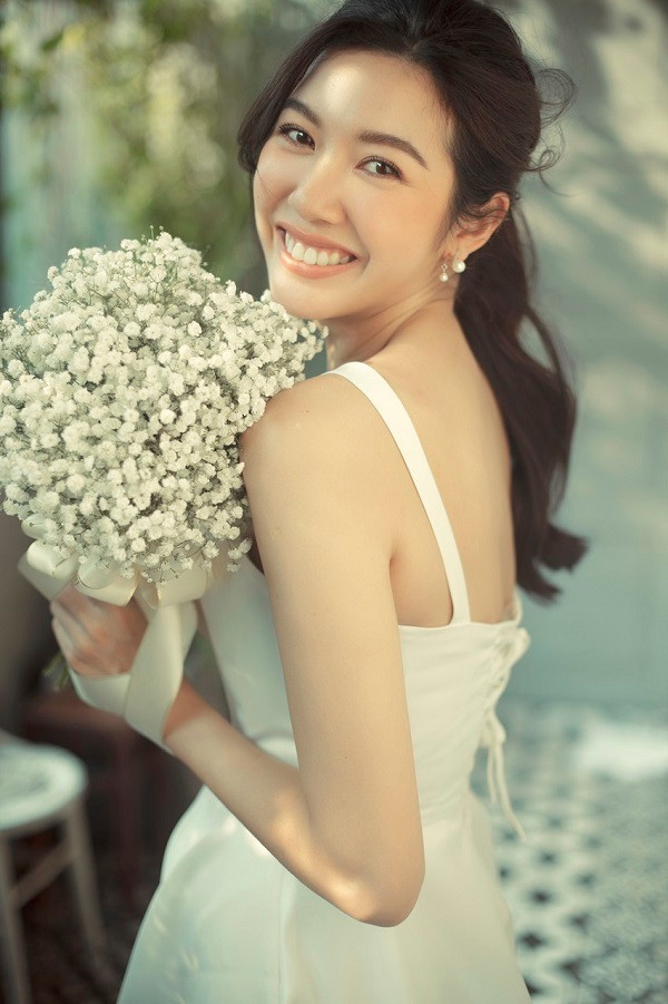 Nàng hậu tay cầm bó hoa baby trắng, nở nụ cười tươi tắn rạng rỡ trong từng khung hình, sự hạnh phúc khi được trở thành cô dâu biểu hiện rõ trên nét mặt của người đẹp.