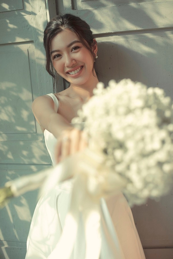 Á hậu Thúy Vân hậu thực hiện bộ ảnh cưới với trang phục của nhà thiết kế Lê Thanh Hòa. Bộ ảnh tương đối đơn giản, sắc trắng tinh khôi tôn lên vẻ đẹp của Thúy Vân một cách giản dị nhất.