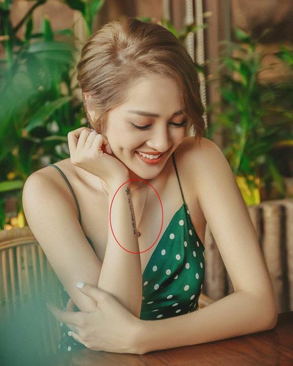Ở cổ tay phải, Bảo Anh xăm hình ngôi sao nhỏ, sau đó bổ sung thêm dòng chữ "be all you can be" với mong muốn trở thành phiên bản tốt nhất của bản thân.