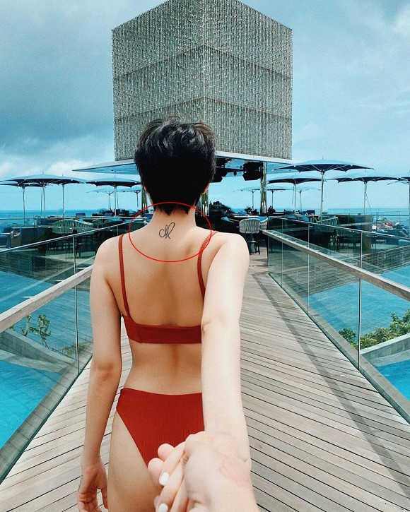Bảo Anh là một nữ ca sĩ theo đuổi phong cách gợi cảm. Cô thường xuyên khoe thân hình nóng bỏng khi biểu diễn hay mặc bikini. Chính vì vậy, không khó để nhận ra, giọng ca "Lười yêu" sở hữu nhiều hình xăm trên cơ thể. Mỗi hình xăm đều có ý nghĩa đặc biệt đối với Bảo Anh. Phía sau gáy của Bảo Anh có hình xăm nhỏ là biểu tượng của cung Xử Nữ - cung hoàng đạo của cô, đây cũng là hình ảnh tượng trưng của sự thành công của người Ai Cập cổ.