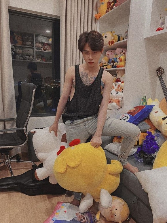 Jack mệt mỏi khi dọn quà của fans tặng ngày Quốc tế thiếu nhi.