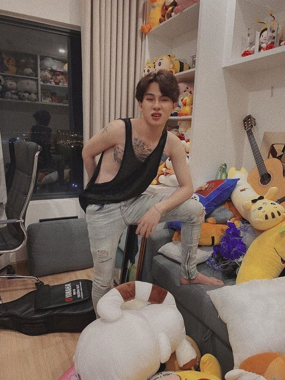 Trên trang cá nhân, Jack chia sẻ: "Lại một lần nữa chứng minh sức lầy lội của Đóm... Hôm nay 1/6, còn tuổi 23 son rồi , xin nhắc lại là 23 rồi ... trời ơi à! Mới được gọn gàng vài hôm giờ vàng lồm tới nữa rồi".