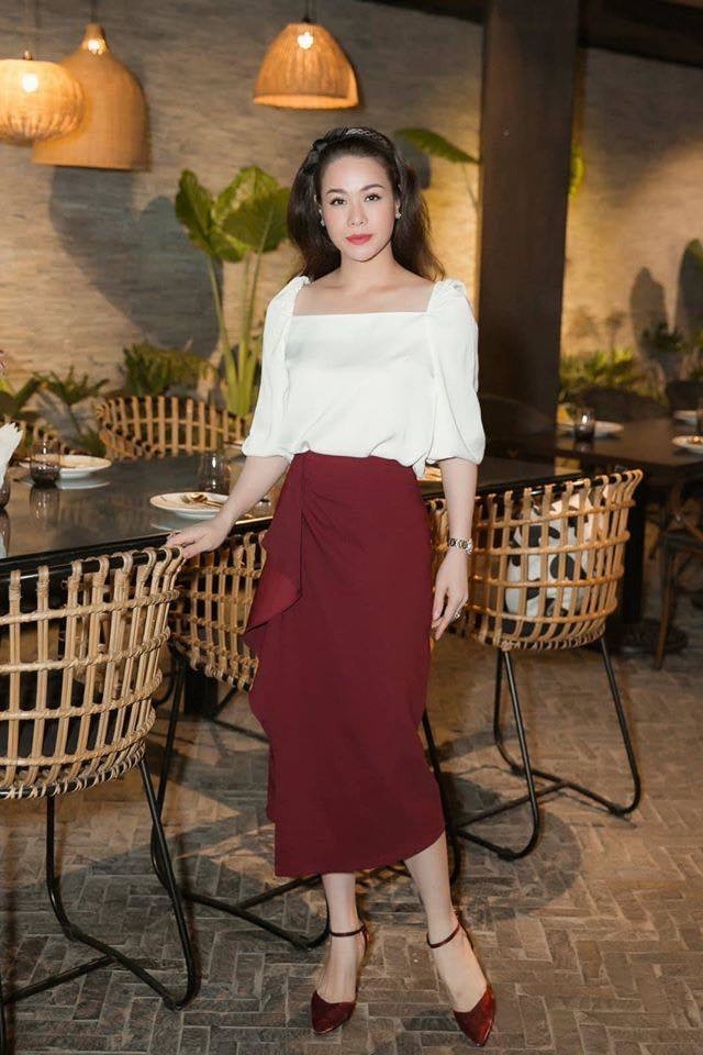 "Đủ lý trí để nhận ra một số thứ là giả dối, nhưng không đủ can đảm để tin đó là sự thật", Nhật Kim Anh úp mở.